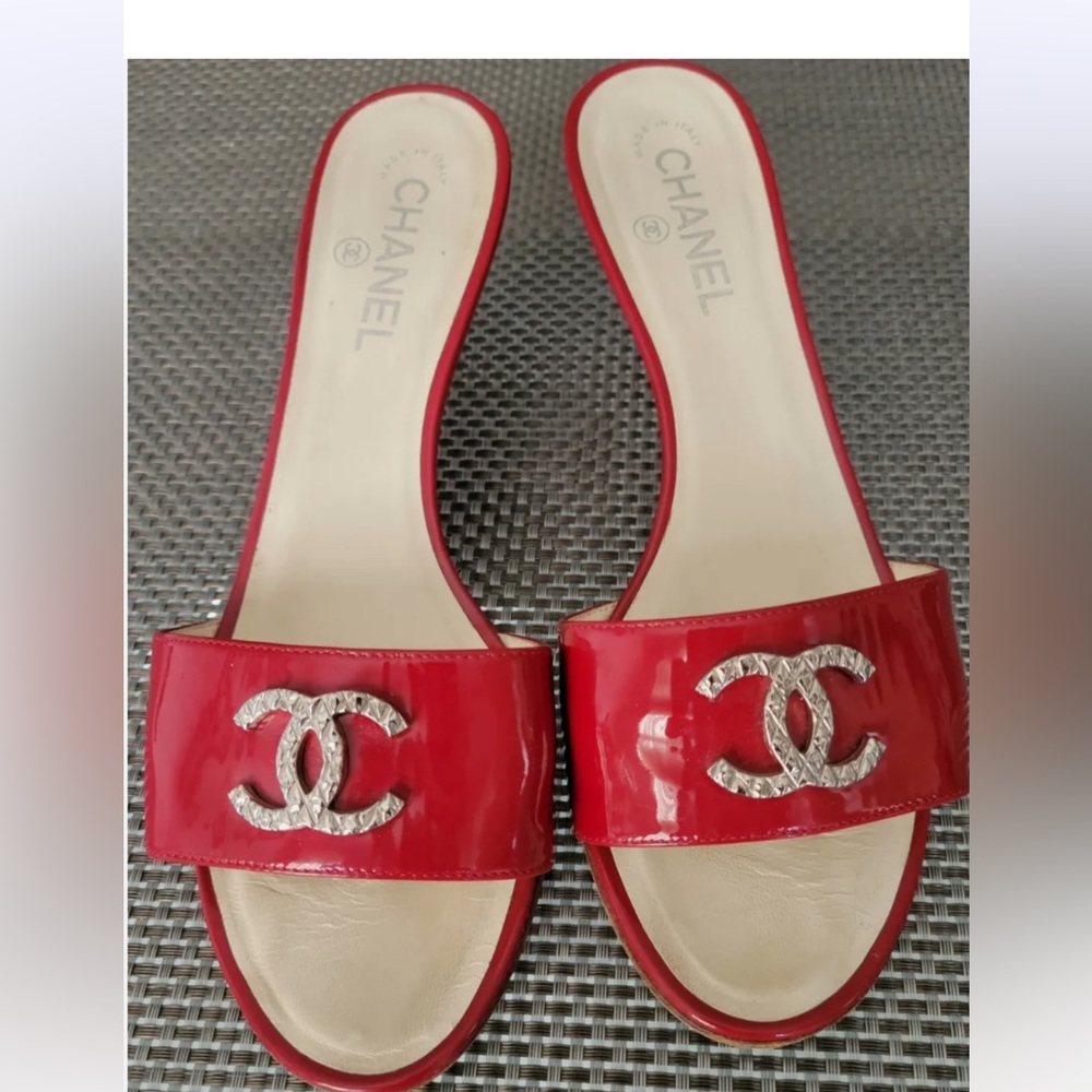 Auth. Chanel CC logo red patent leather sandals heel slide mules size 40.